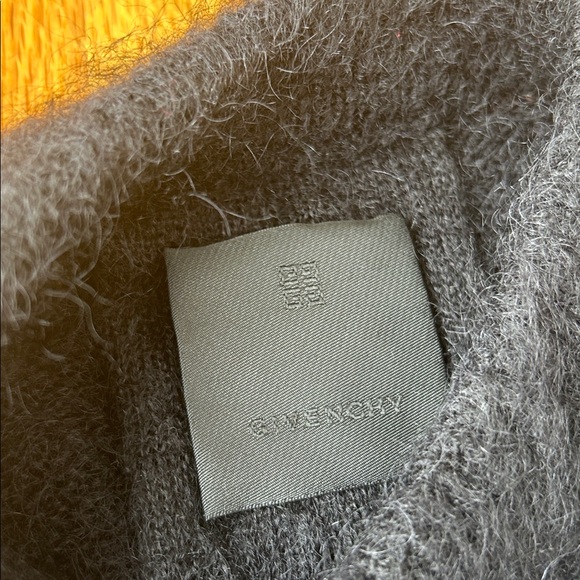 Givenchy sweater - Picture 4 of 9